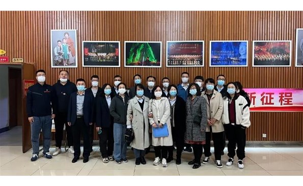 【学党史 悟思想】成人小说
党员观看《红色胶东》舞台剧