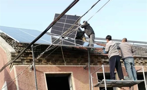 光伏发电“照亮”帮扶村发展路——成人小说
帮扶村光伏发电项目投入运行