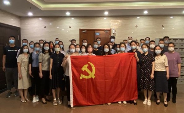 不忘初心 与爱同行——成人小说
党员观看残疾人专题文艺晚会