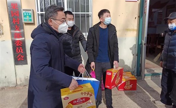 新春慰问暖人心——成人小说
到共建社区和联系村走访慰问