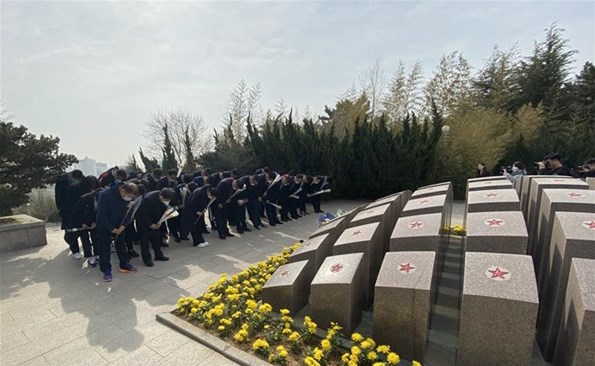 崇尚英雄 争做先锋——成人小说
开展清明节缅怀英烈活动